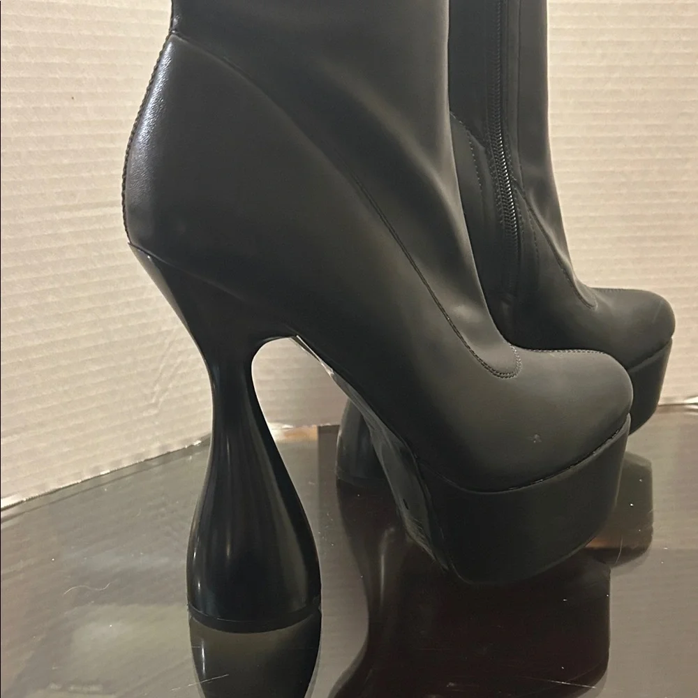 Chic Black Heeled Boots - Picture 2 of 5